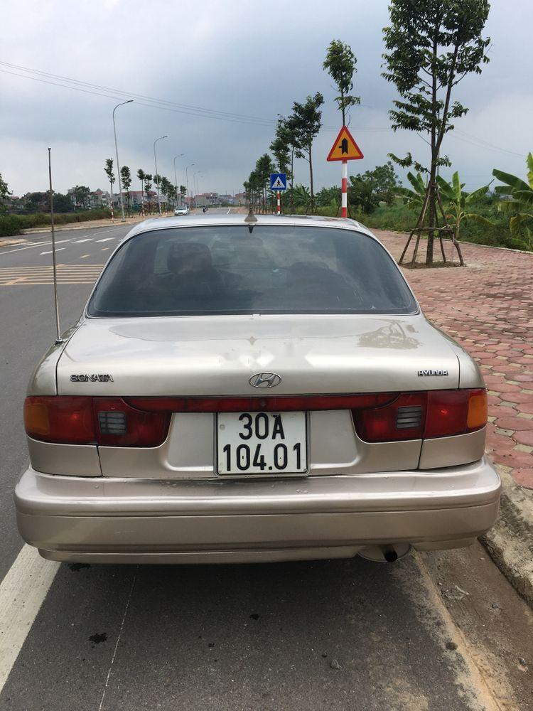 Hyundai Sonata   1994 - Bán Hyundai Sonata sản xuất 1994, màu vàng, nhập khẩu