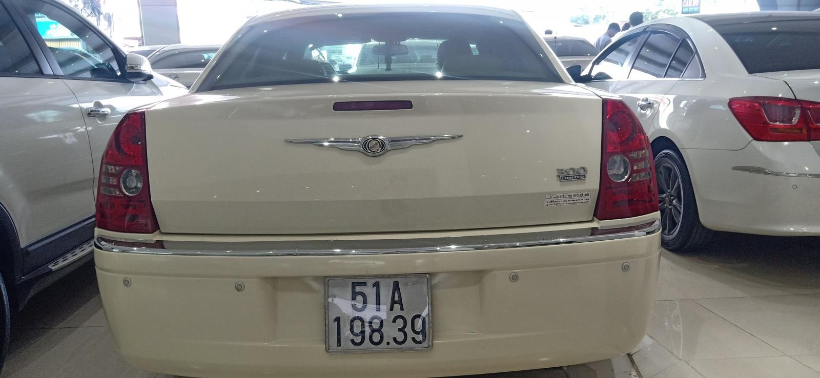 Chrysler 300 3.5 2010 - Cần bán Chrysler 300 3.5 đời 2010, màu trắng, nhập khẩu