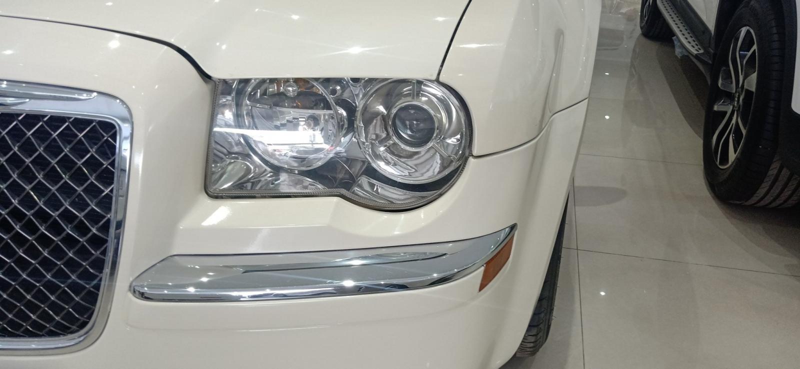 Chrysler 300 3.5 2010 - Cần bán Chrysler 300 3.5 đời 2010, màu trắng, nhập khẩu