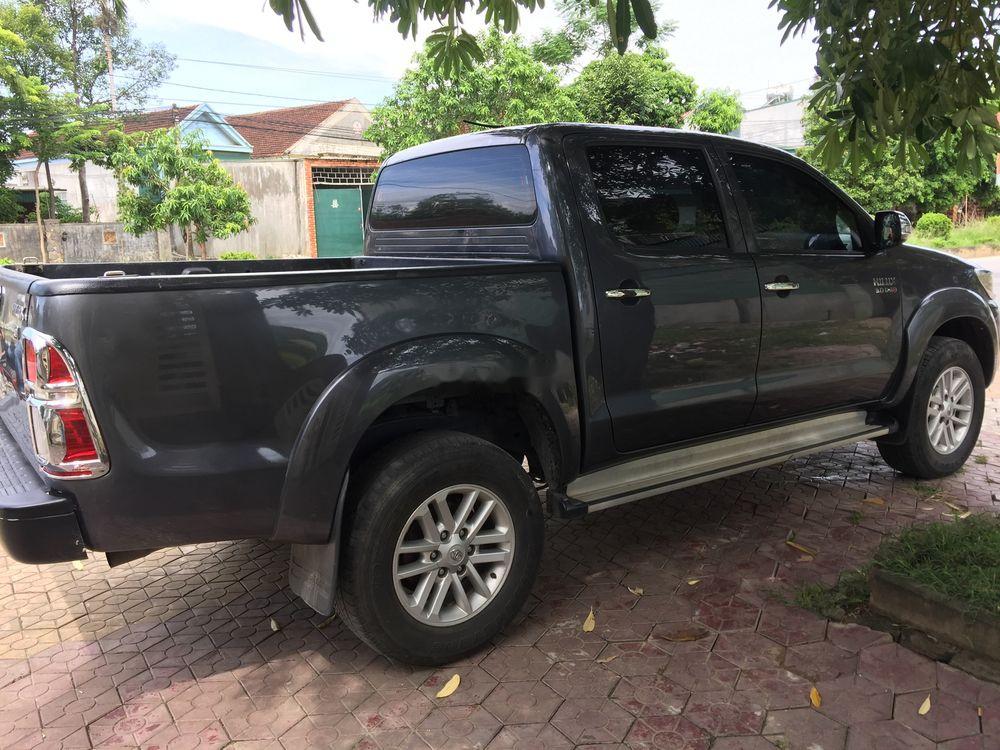 Toyota Hilux 2013 - Cần bán xe Toyota Hilux sản xuất 2013, màu xám, giá tốt