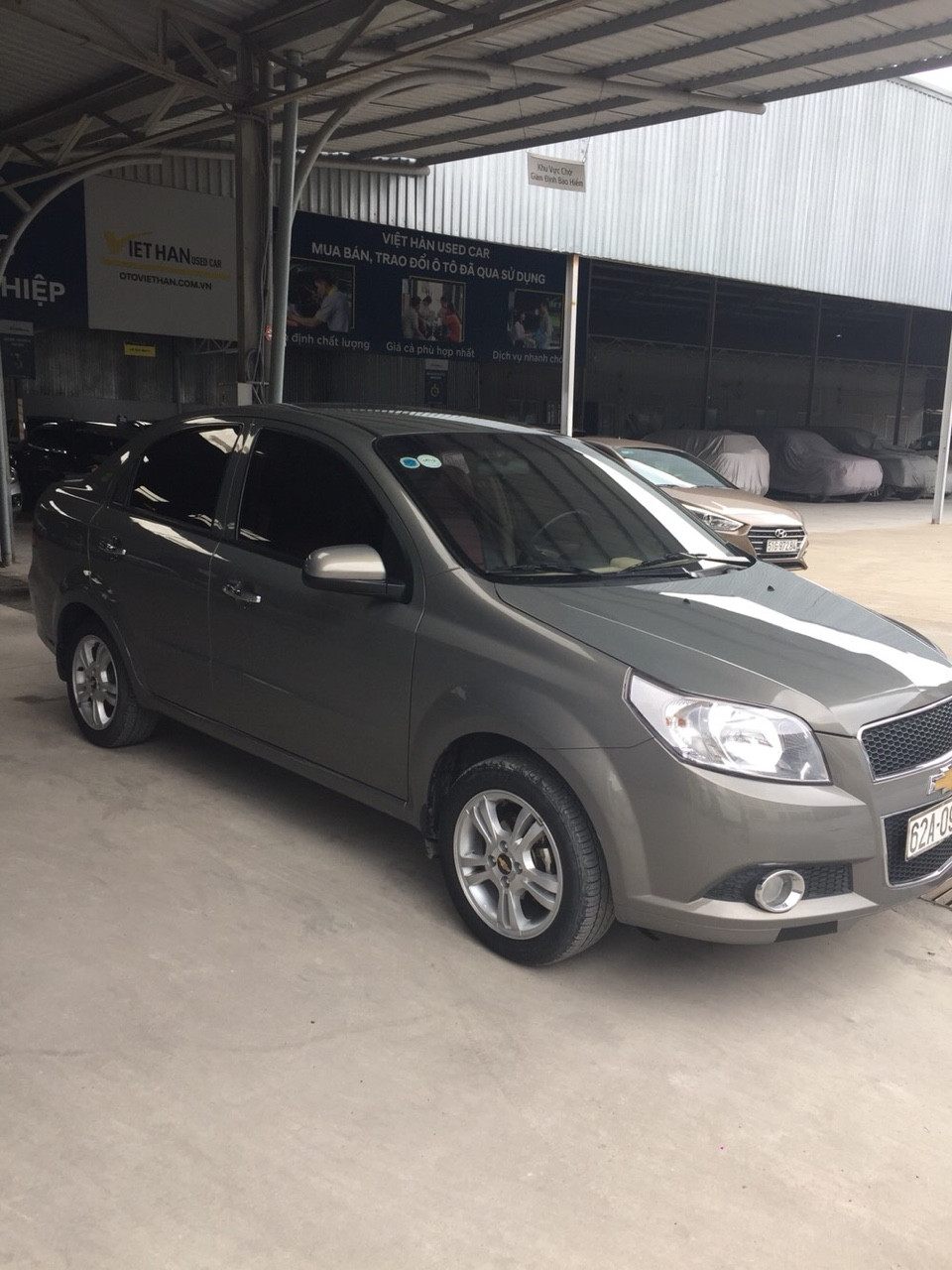 Chevrolet Aveo 1.4LT 2018 - Bán Chevrolet Aveo LT 1.4MT màu xám chuột, số sàn, sản xuất 2018, xe đẹp