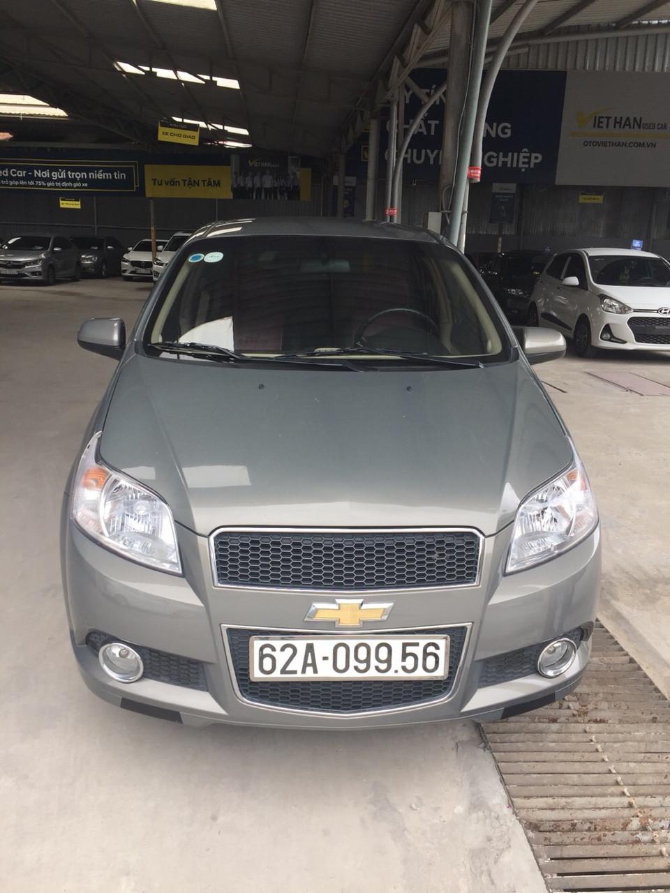 Chevrolet Aveo 1.4LT 2018 - Bán Chevrolet Aveo LT 1.4MT màu xám chuột, số sàn, sản xuất 2018, xe đẹp