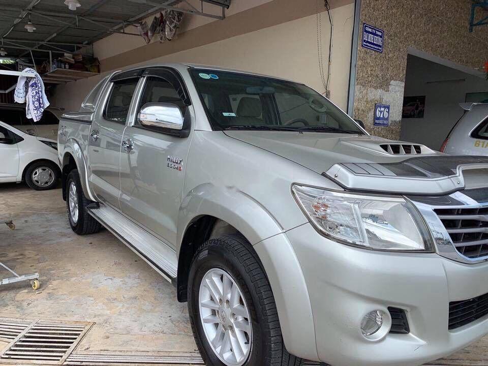 Toyota Hilux   2011 - Bán Toyota Hilux năm 2011, màu bạc, nhập khẩu, số sàn