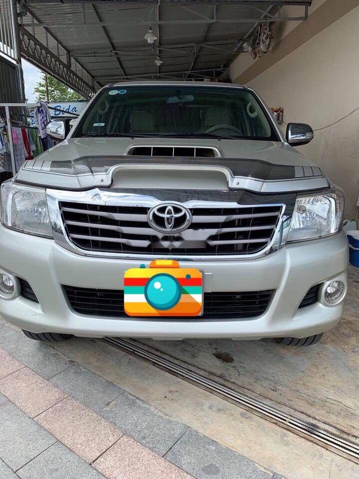 Toyota Hilux   2011 - Bán Toyota Hilux năm 2011, màu bạc, nhập khẩu, số sàn