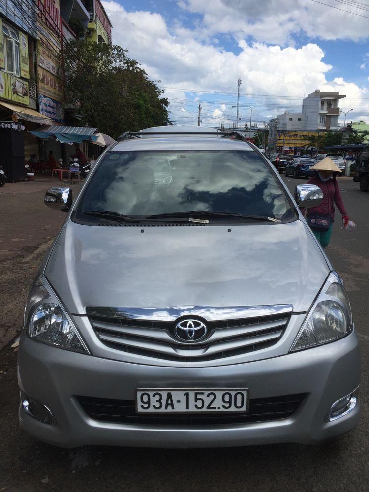 Toyota Innova 2011 - Chính chủ bán xe Toyota Innova đời 2011, màu bạc, giá chỉ 390 triệu