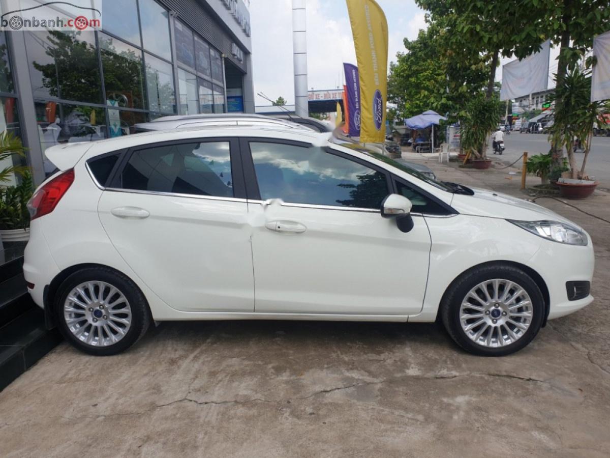 Ford Fiesta 2018 - Cần bán lại xe Ford Fiesta năm sản xuất 2018, màu trắng