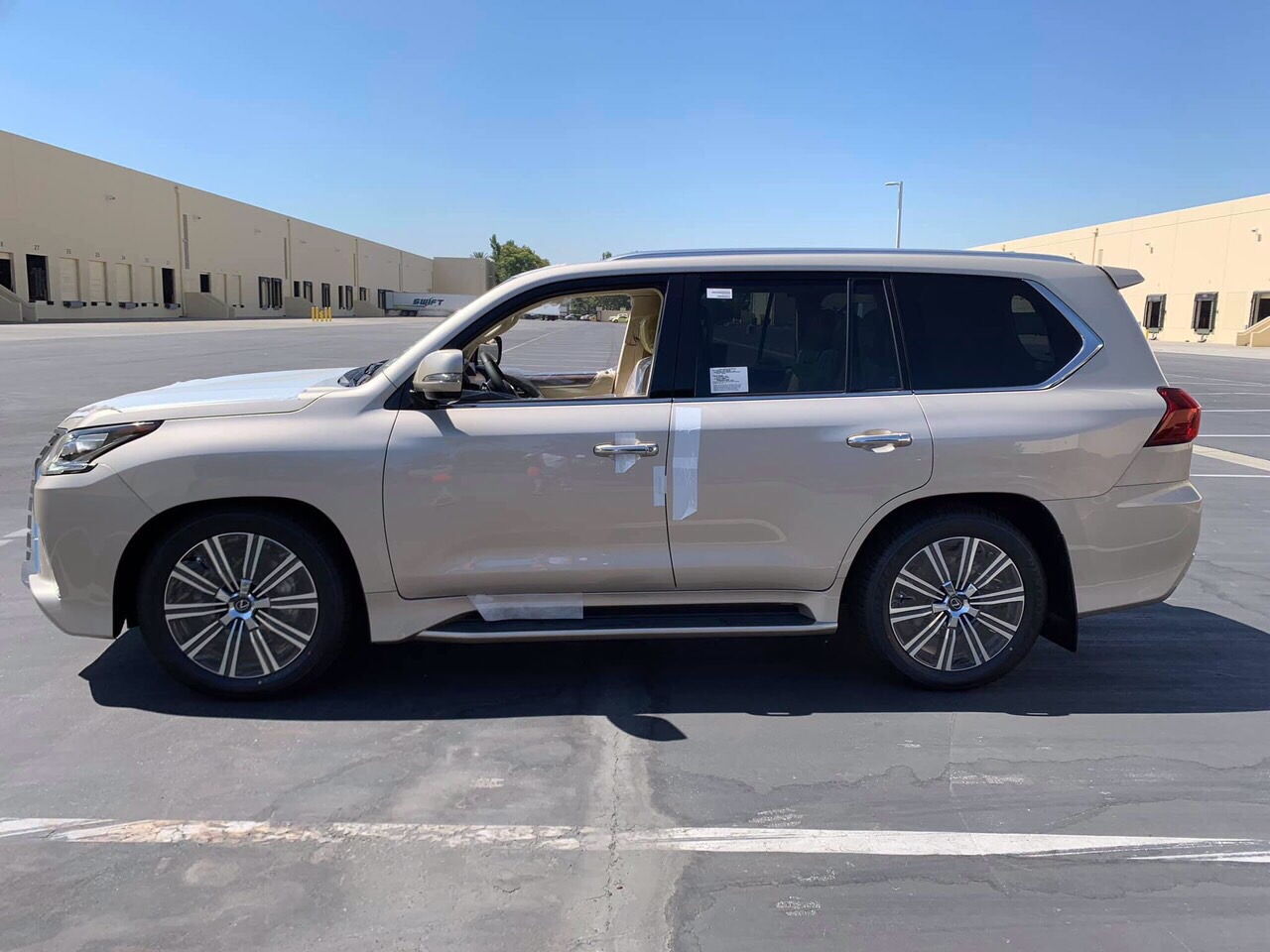 Lexus LX 570 2019 - Cần bán Lexus LX 570 đời 2019, màu vàng, xe nhập