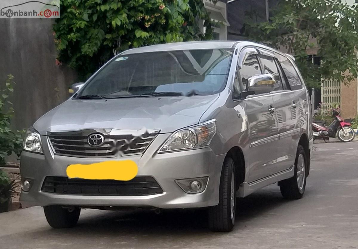 Toyota Innova 2.0E 2012 - Bán Toyota Innova 2.0E sản xuất 2012, màu bạc còn mới