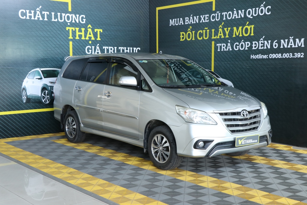 Toyota Innova E 2.0MT 2015 - Bán ô tô Toyota Innova E 2.0MT đời 2015, màu bạc, 556 triệu