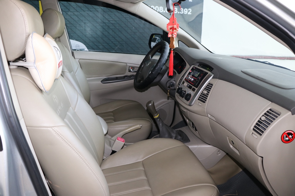 Toyota Innova E 2.0MT 2015 - Bán ô tô Toyota Innova E 2.0MT đời 2015, màu bạc, 556 triệu