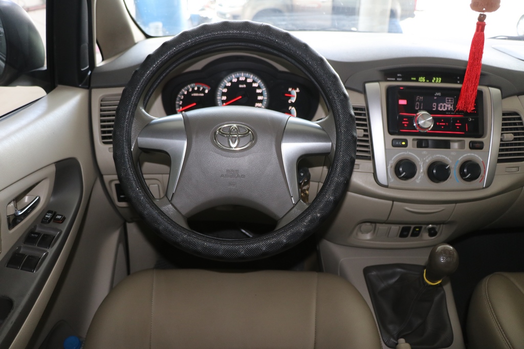 Toyota Innova E 2.0MT 2015 - Bán ô tô Toyota Innova E 2.0MT đời 2015, màu bạc, 556 triệu