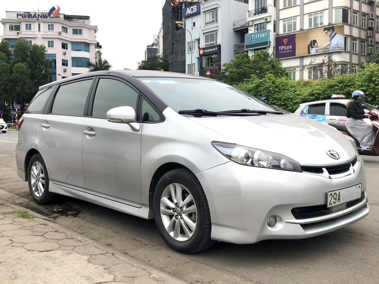 Toyota Wish 2011 - Bán ô tô Toyota Wish 7 chỗ, màu bạc, xe nhập, giá chỉ 590 triệu