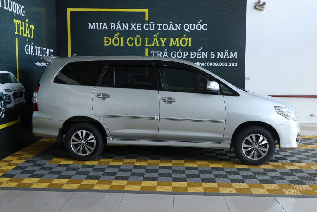 Toyota Innova E 2.0MT 2015 - Bán ô tô Toyota Innova E 2.0MT đời 2015, màu bạc, 556 triệu