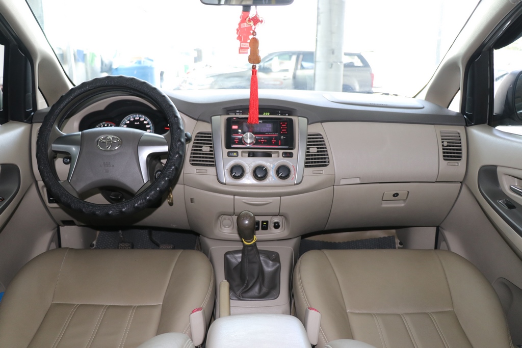 Toyota Innova E 2.0MT 2015 - Bán ô tô Toyota Innova E 2.0MT đời 2015, màu bạc, 556 triệu