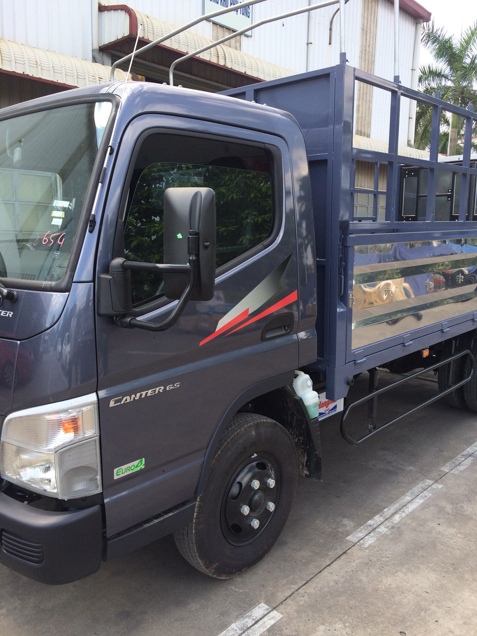 Genesis 2019 - Bán xe tải Nhật Bản Mitsubishi Fuso Canter 6.5 hỗ trợ trả góp 80%