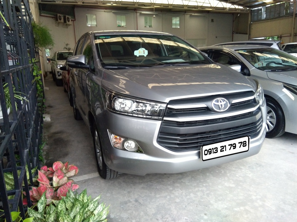 Toyota Innova E 2016 - Cần bán xe Toyota Innova E đời 2016, màu bạc