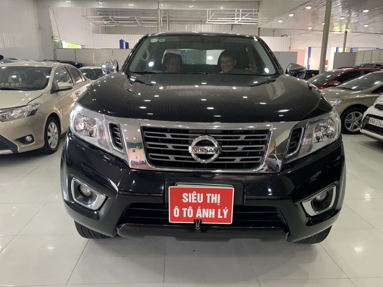 Nissan Navara 2017 - Bán xe Nissan Navara 2017, màu đen, xe nhập, 615tr