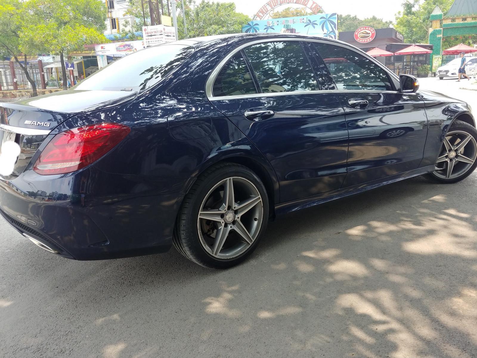 Mercedes-Benz C class 2016 - Cần bán xe Mercedes C300 AMG ĐK T5/2017, màu xanh Cavansite cực hot