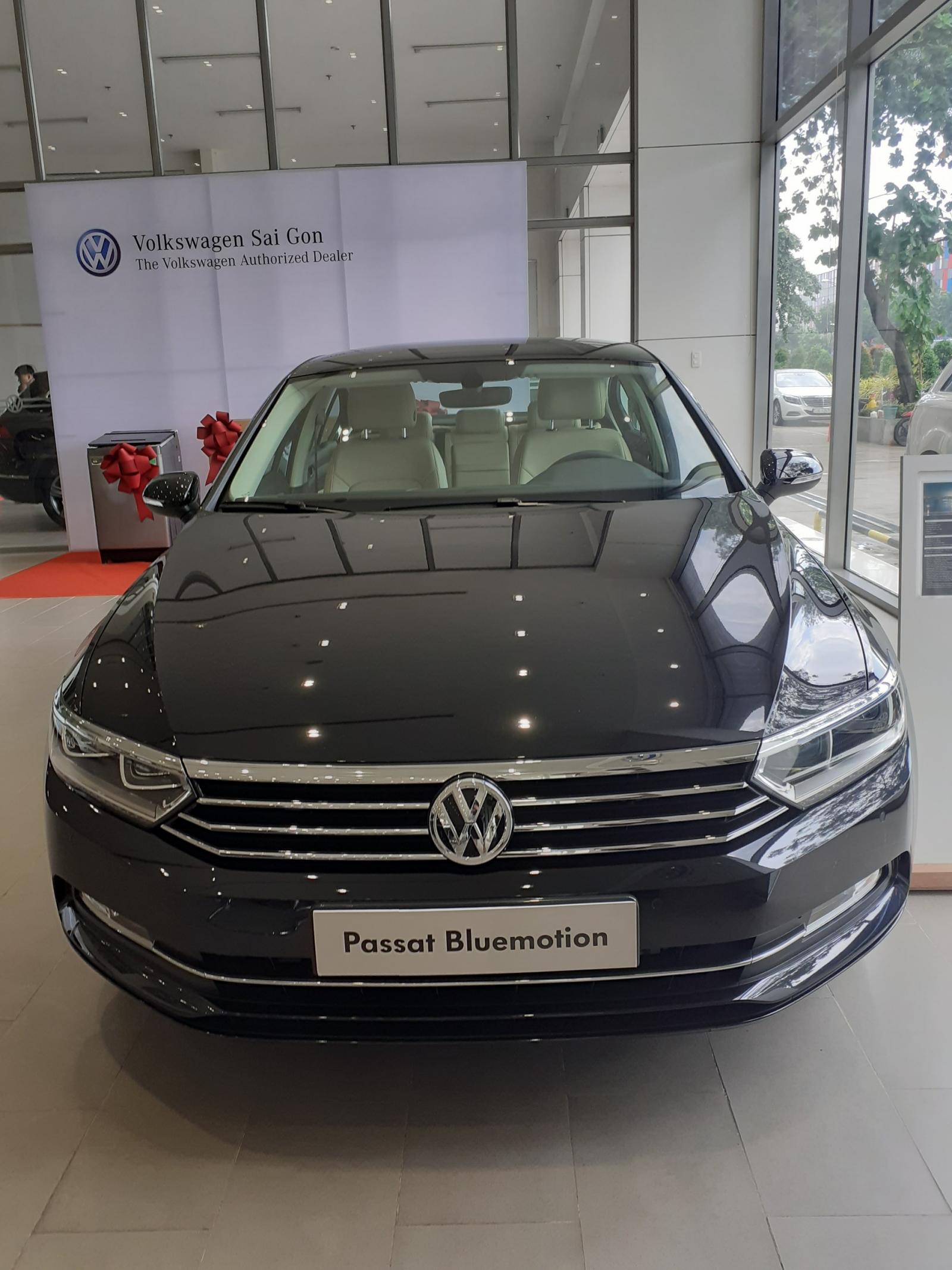 Volkswagen Passat 2018 - Cần bán Volkswagen Passat đời 2018, màu đen, xe nhập