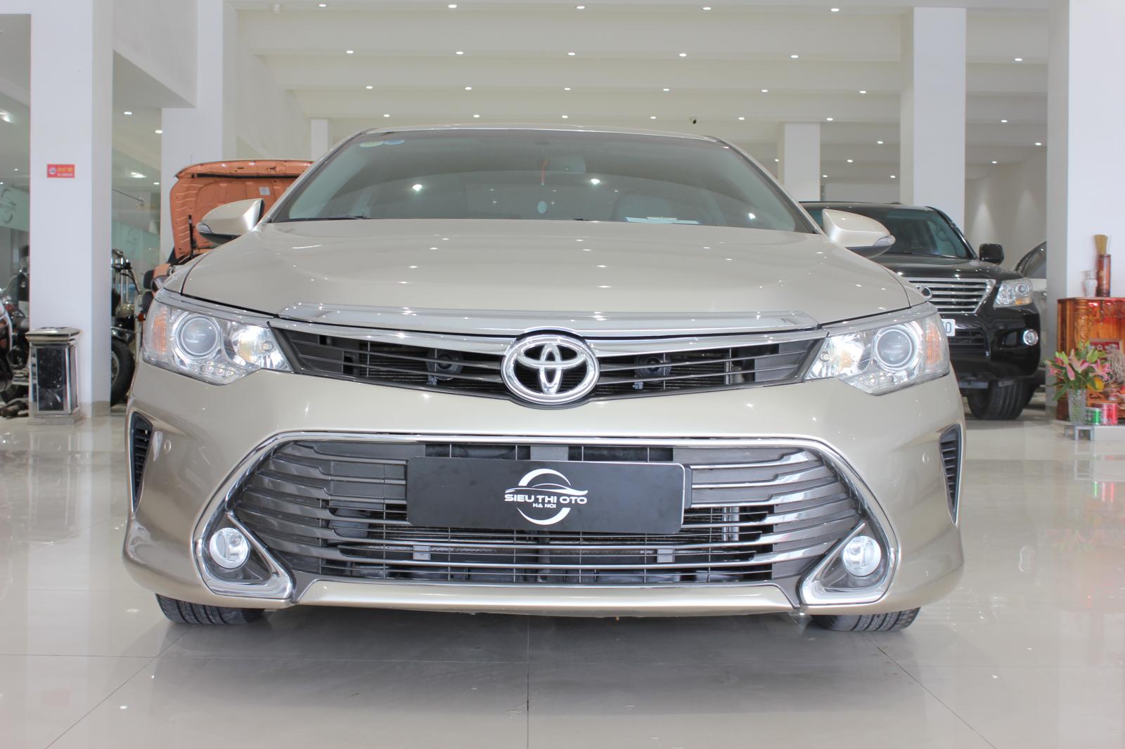 Toyota Camry 2.5 2016 - Bán Toyota Camry 2.5 sản xuất 2016, 2.5 AT, màu vàng, giá chỉ 950 triệu