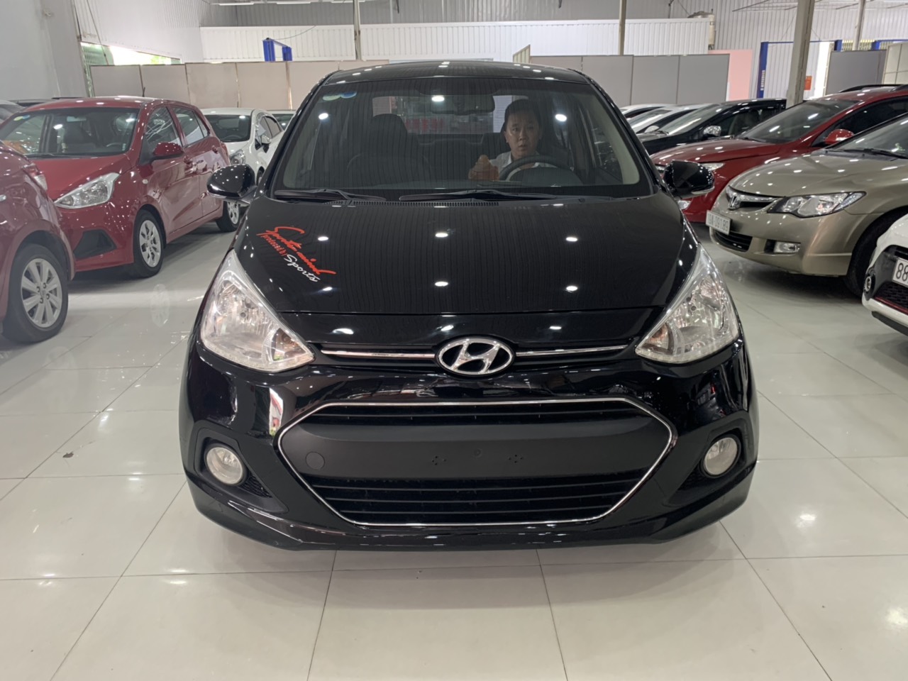 Hyundai Grand i10 2016 - Bán xe Hyundai i10 1.2 sản xuất 2016, màu đen, xe nhập khẩu