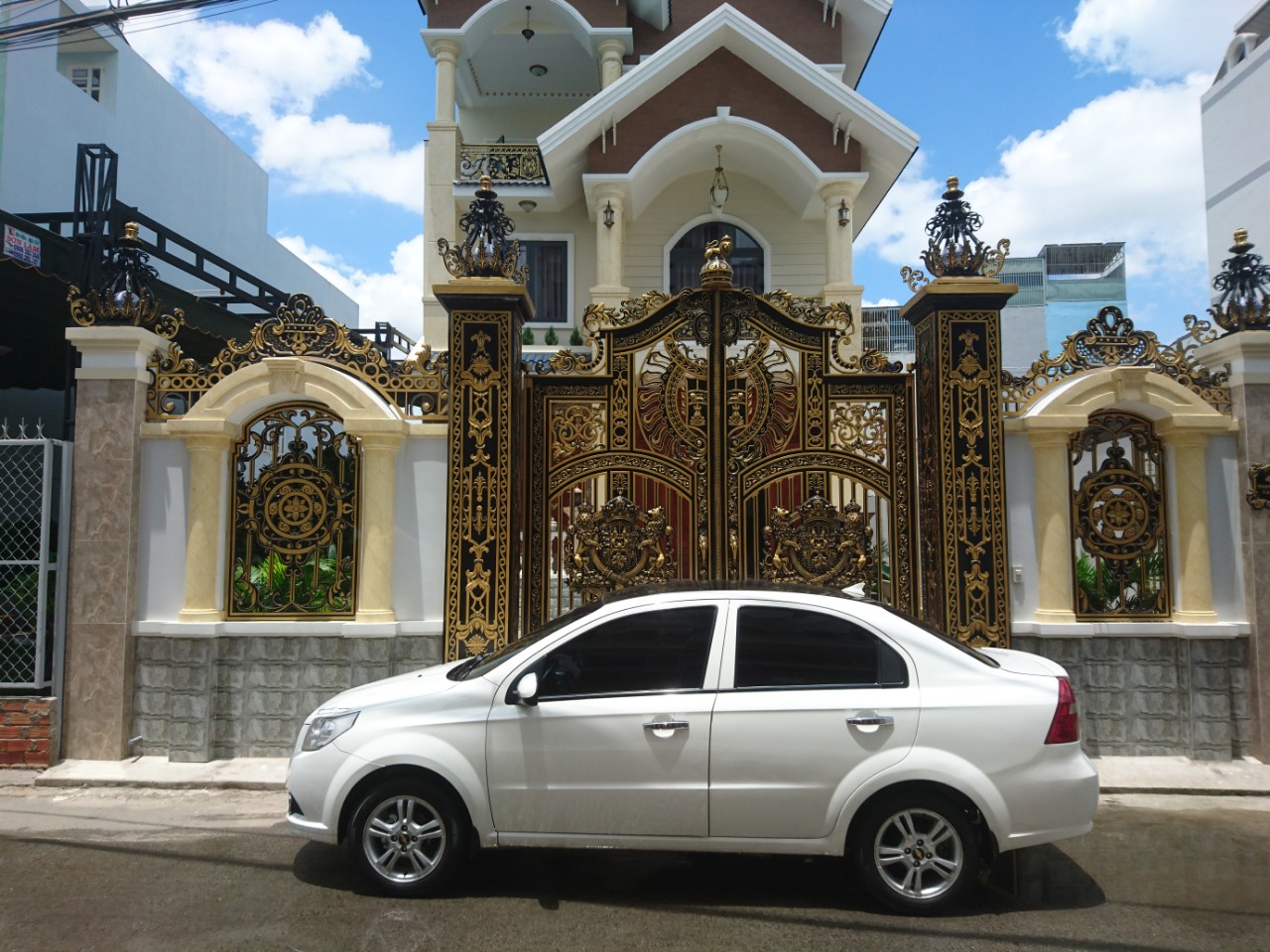 Chevrolet Aveo 2017 - Bán Chevrolet Aveo 2017 số sàn, trắng thể thao rất mới