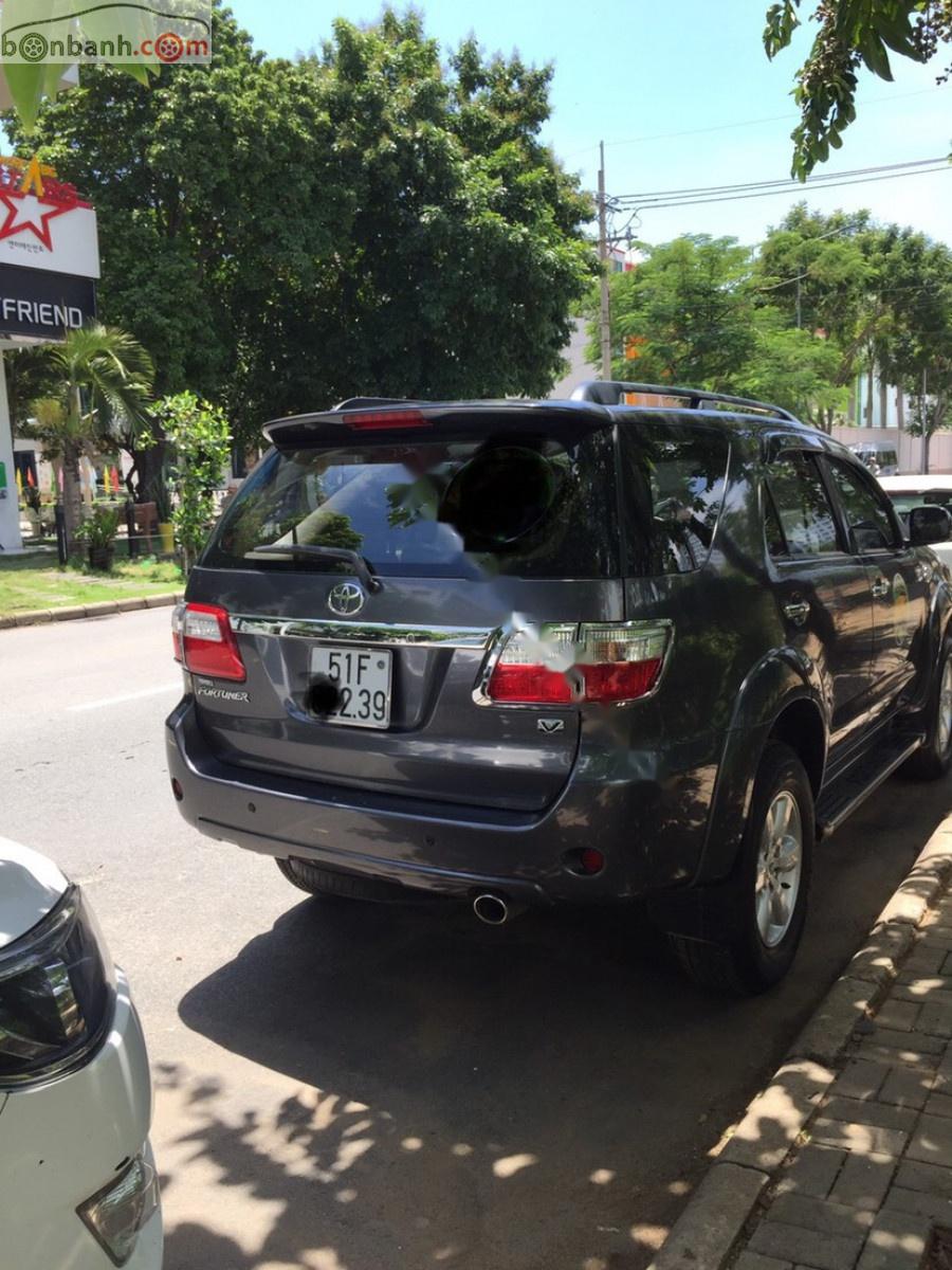 Toyota Fortuner 2010 - Bán Toyota Fortuner đời 2010, màu xám, xe còn mới