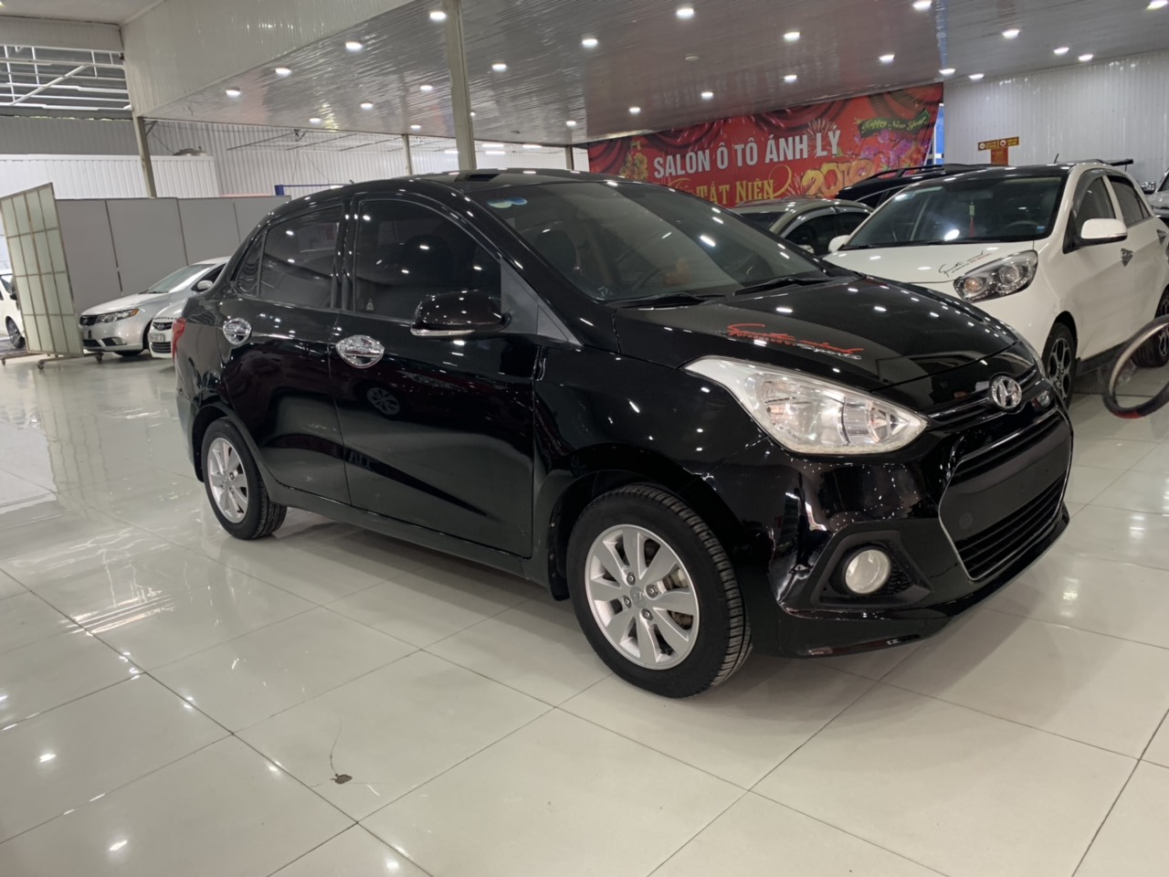 Hyundai Grand i10 2016 - Bán xe Hyundai i10 1.2 sản xuất 2016, màu đen, xe nhập khẩu