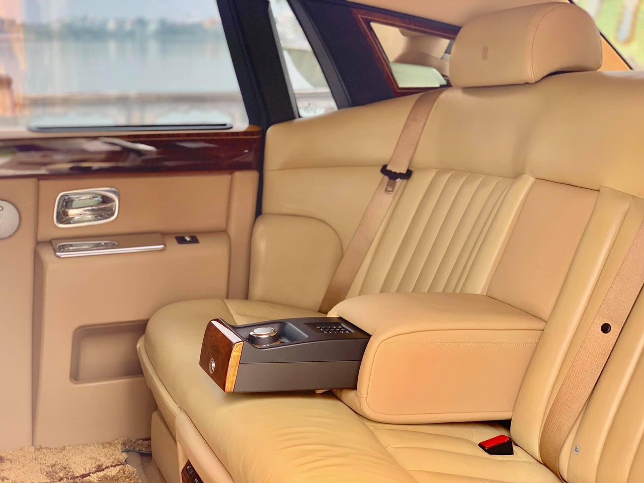 Rolls-Royce Phantom 2008 - Đổi xe đời cao hơn nên mình cần bán Rolls-Royce Phantom 2009, màu trắng, nhập khẩu nguyên chiếc