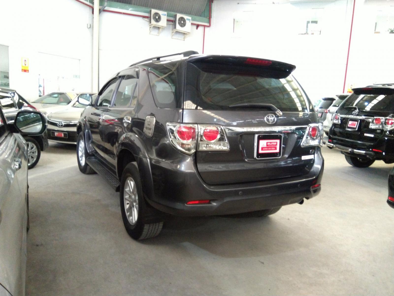 Toyota Fortuner 2013 - Bán Fortuner máy xăng, tự động 2 cầu, 2013, giảm giá cực tốt