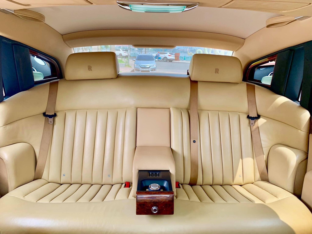 Rolls-Royce Phantom 2008 - Đổi xe đời cao hơn nên mình cần bán Rolls-Royce Phantom 2009, màu trắng, nhập khẩu nguyên chiếc