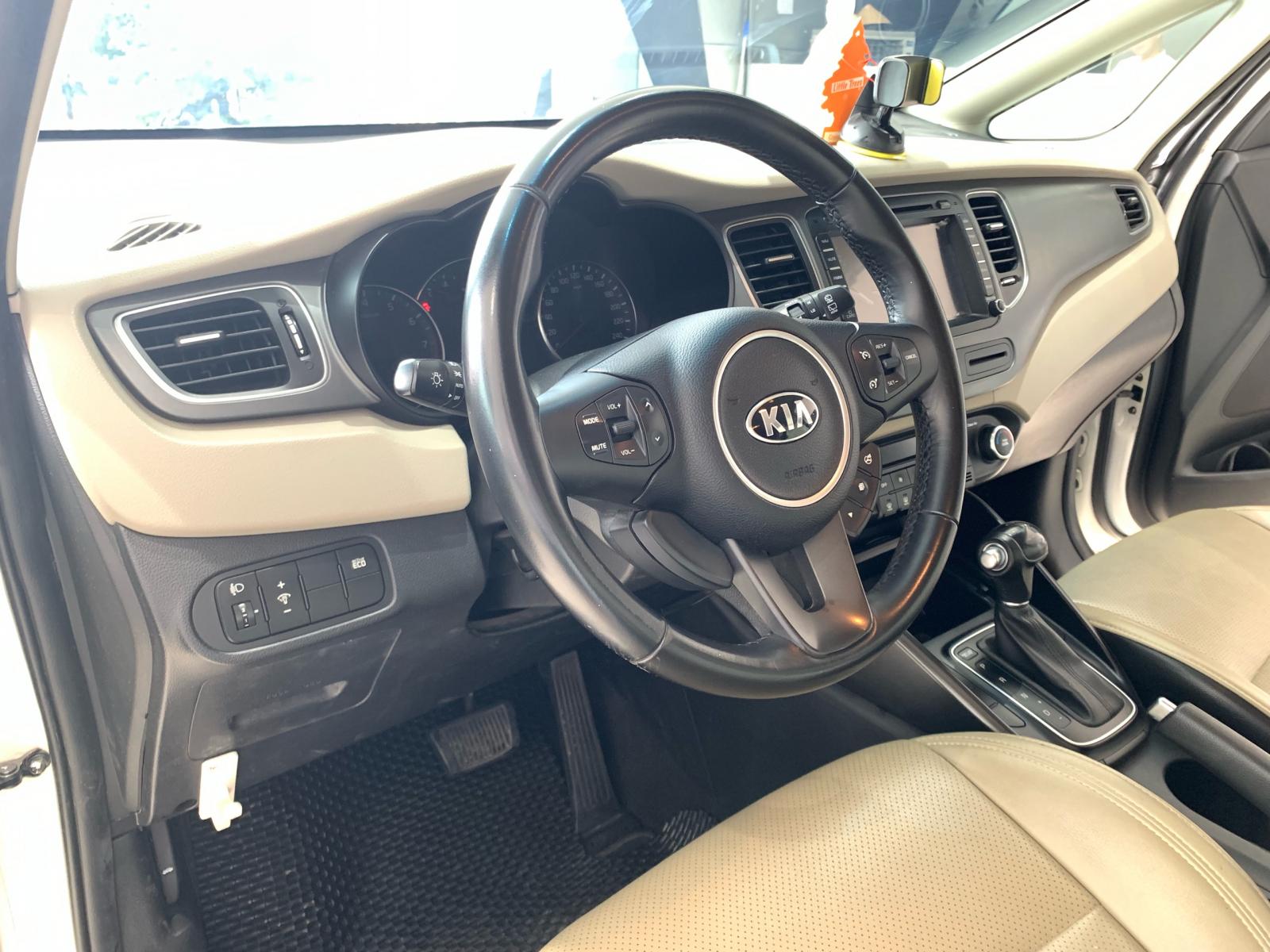 Kia Rondo 2.0 2016 - Cần bán Kia Rondo 2016 2.0 AT, màu trắng, xe đẹp lung linh