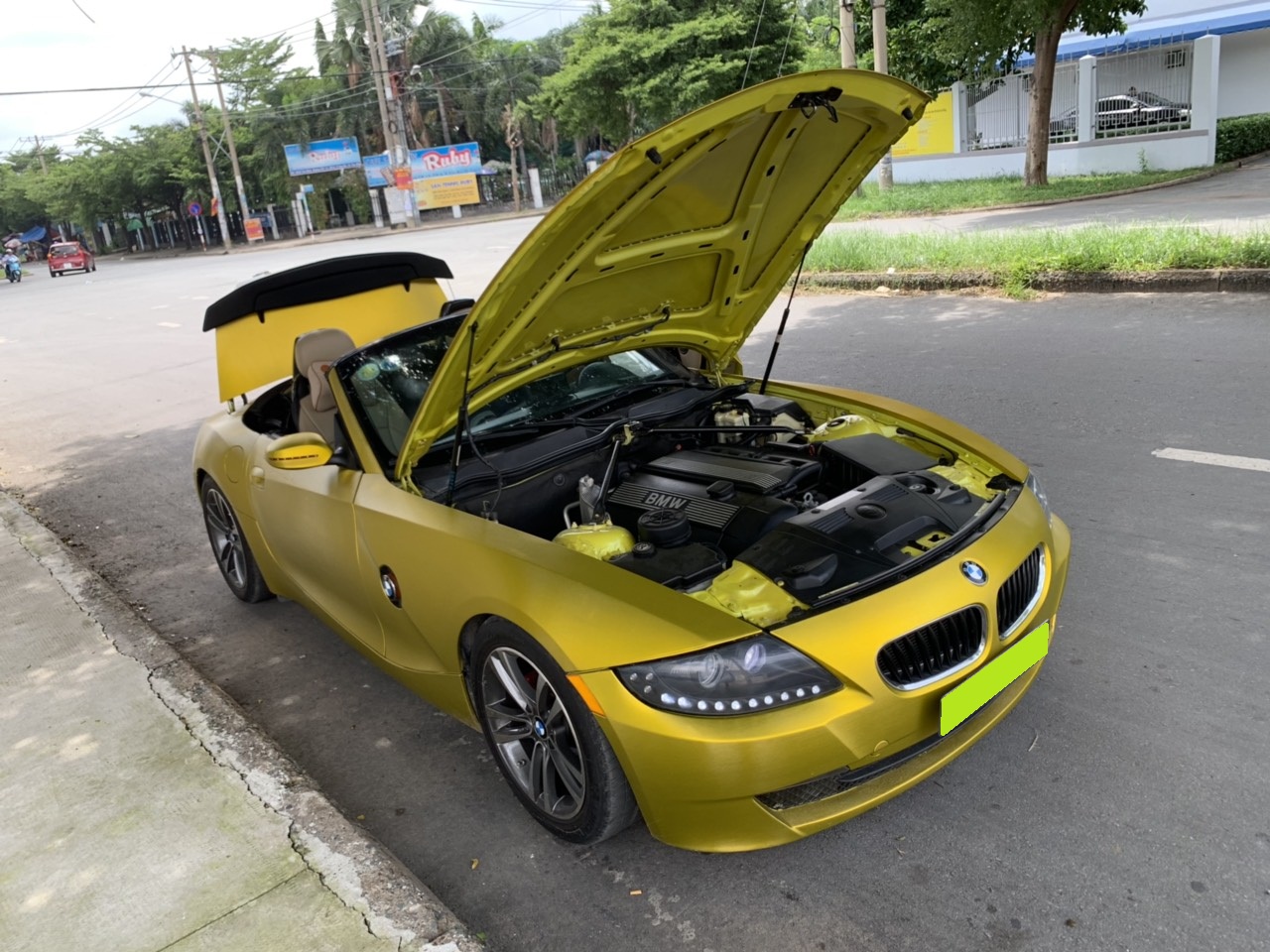 BMW Z4 2008 - Bán ô tô BMW Z4 sản xuất năm 2008, màu vàng, 615 triệu