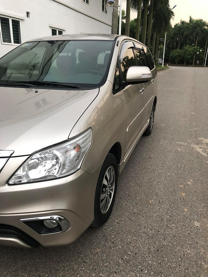 Toyota Innova V 2015 - Bán Toyota Innova V 2015 số tự động, màu vàng cát, xe đi giữ gìn cẩn thận