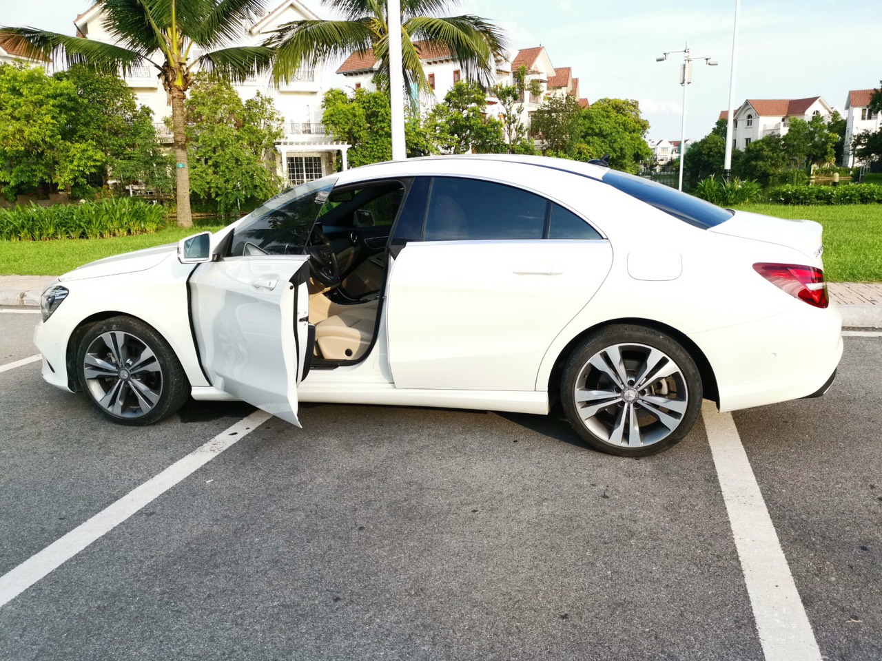 Mercedes-Benz CLA class   200 facelift 2017 - Cần bán gấp Mercedes 200 facelift đời 2018, màu trắng, nhập khẩu nguyên chiếc  