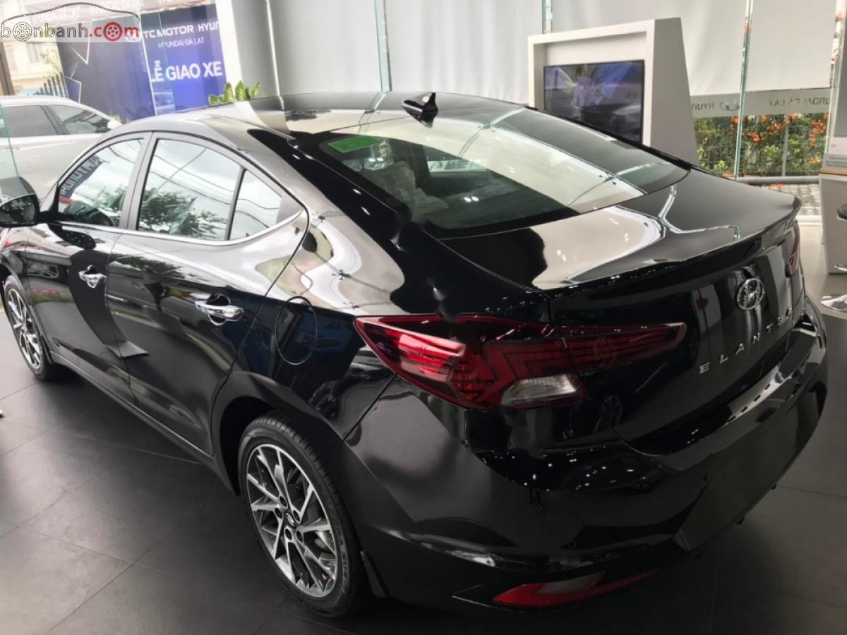 Hyundai Elantra FaceLift  2019 - Bán Hyundai Elantra FaceLift sản xuất năm 2019, màu đen, 695 triệu