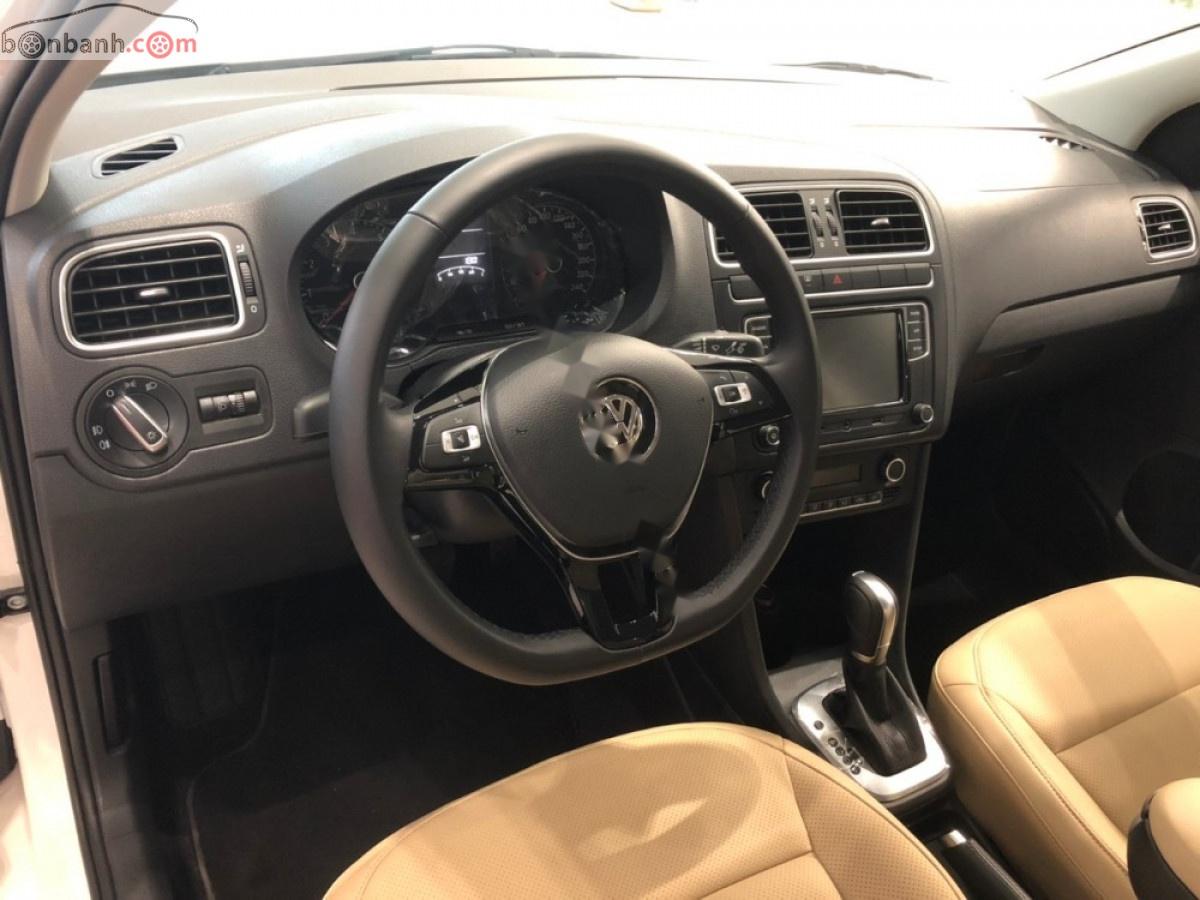 Volkswagen Polo 1.6AT 2016 - Cần bán Volkswagen Polo 1.6AT sản xuất năm 2016, màu trắng, nhập khẩu  