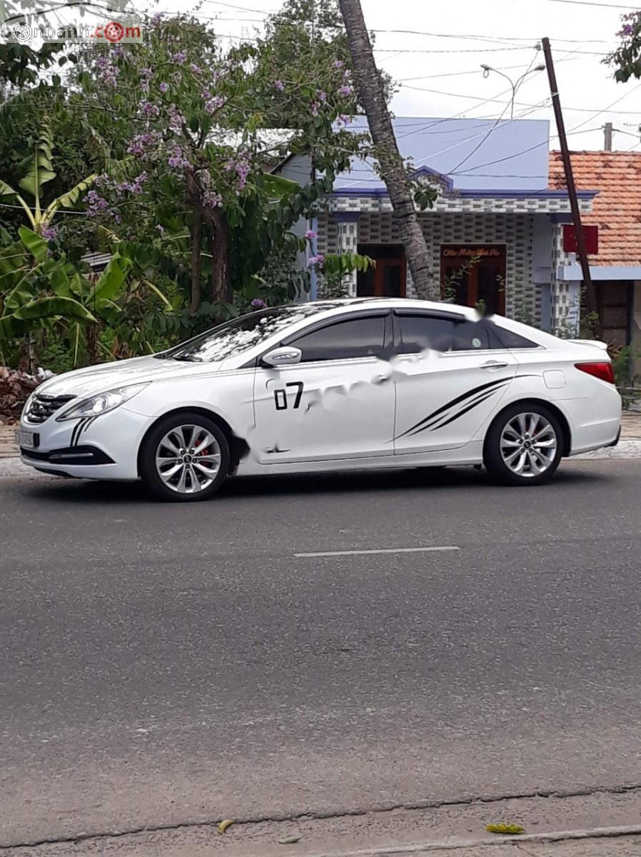 Hyundai Sonata Y20 2011 - Gia đình bán Hyundai Sonata Y20 năm sản xuất 2011, màu trắng, xe nhập 