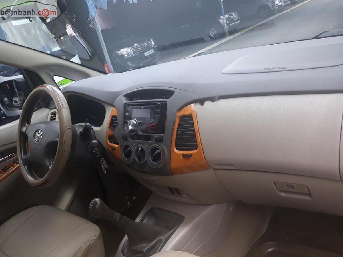 Toyota Innova G 2011 - Cần bán lại xe Toyota Innova G 2011, màu bạc