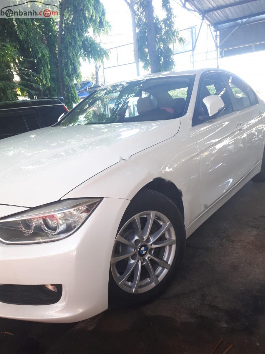 BMW 3 Series 320i 2013 - Cần bán xe BMW 3 Series 320i sản xuất năm 2013, màu trắng, xe nhập giá cạnh tranh