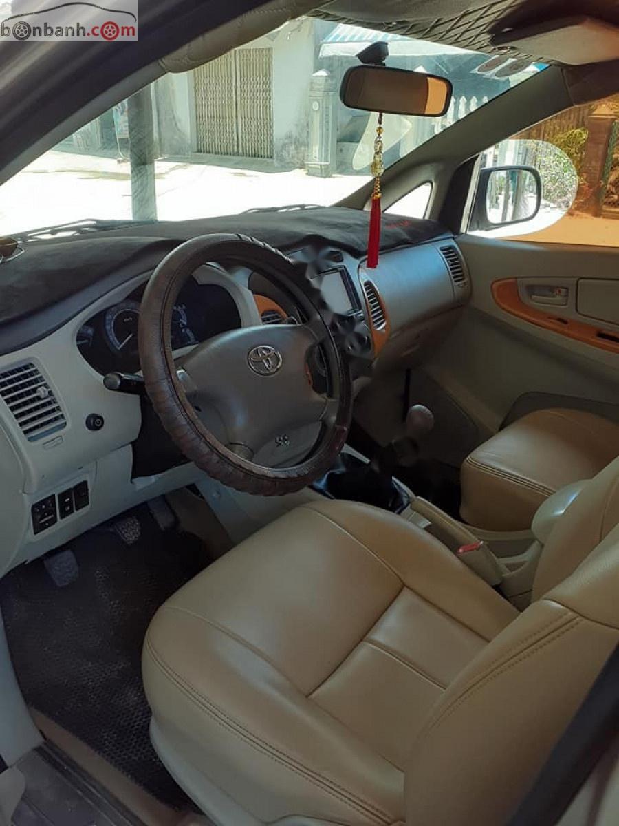 Toyota Innova G 2011 - Cần bán Toyota Innova G sản xuất năm 2011, màu kem (be) còn mới