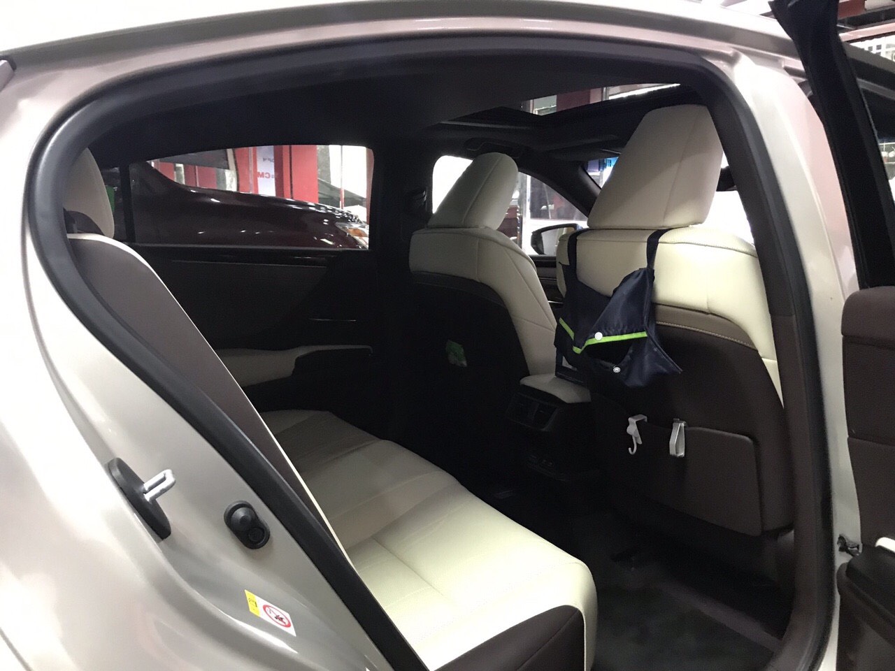 Lexus ES ES250 2018 - Bán Lexus ES 250 sx 2018 đăng ký 2019 màu vàng bạch kim, xe đi đúng 1.700km, bảo hiểm 2 chiều bao kiểm tra tại hãng