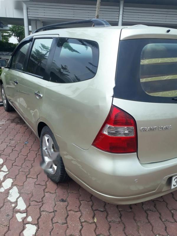 Nissan Grand livina   2011 - Bán Nissan Grand livina đời 2011, màu vàng, số sàn  