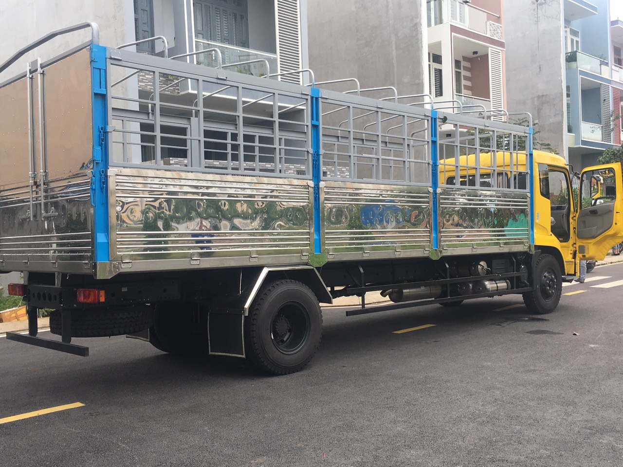 JRD HFC B180 2019 - Cần bán xe Dongfeng B180 đời 2019, màu vàng, nhập khẩu chính hãng, giá 945tr