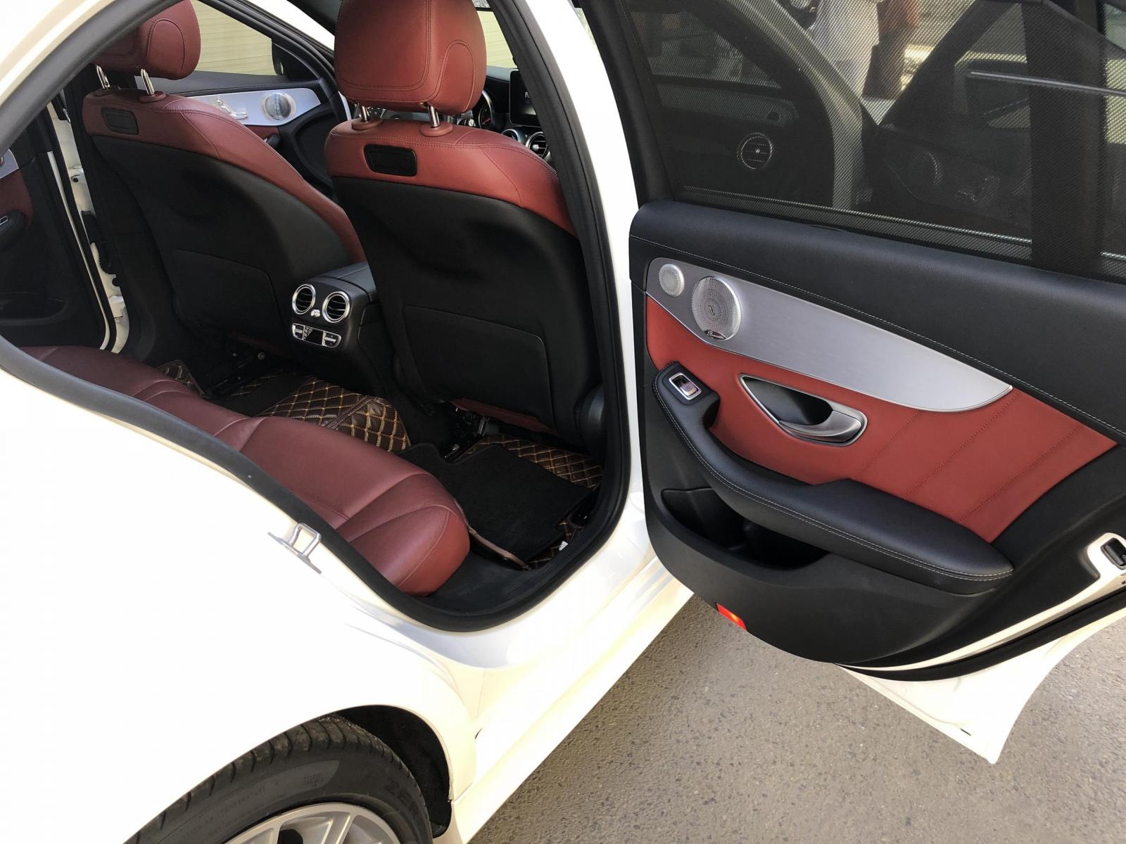 Mercedes-Benz C300 AMG 2018 - Cần bán lại xe Mercedes C300 AMG đời 2018, màu trắng, xe nhập