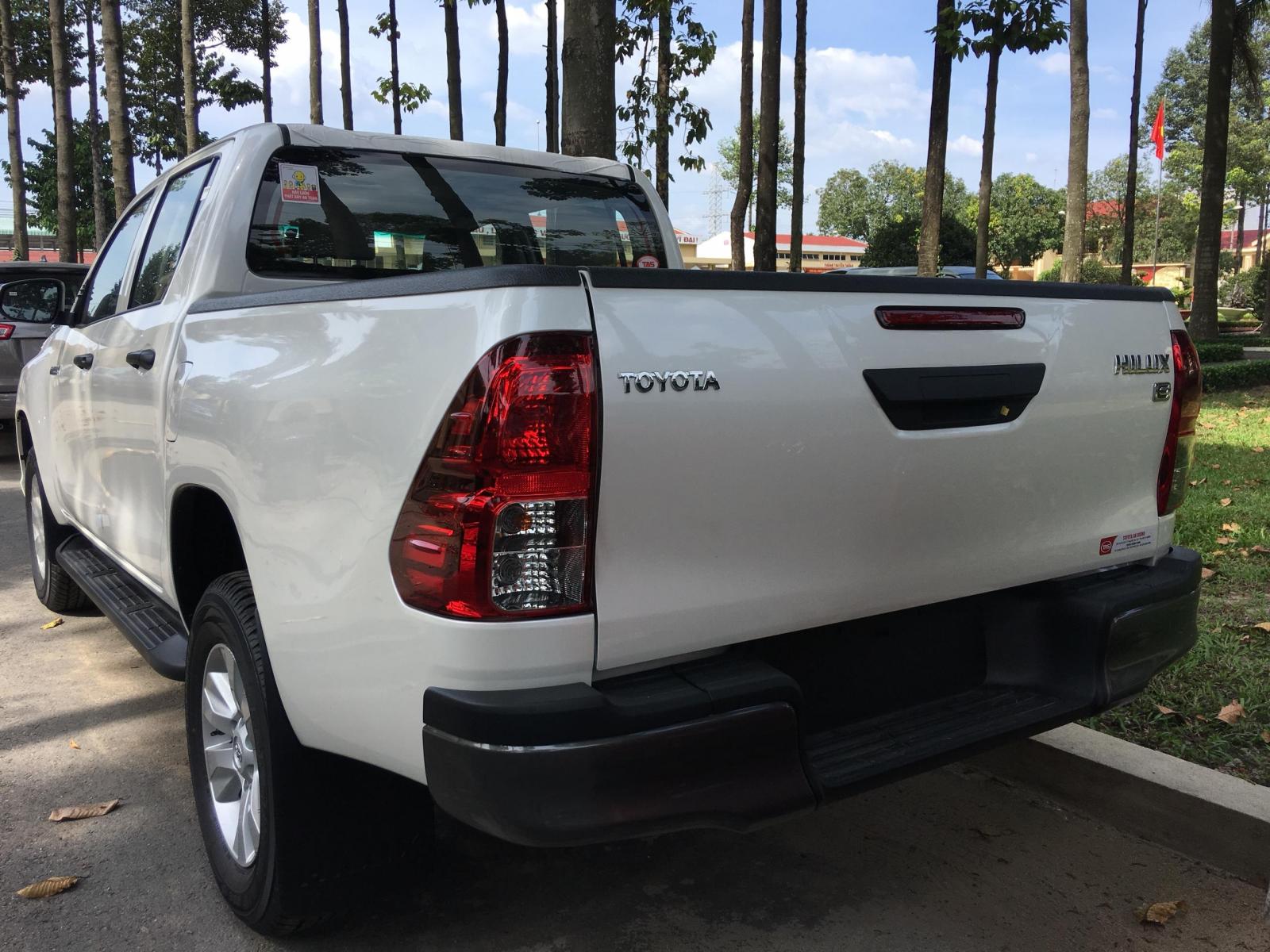 Toyota Hilux 2019 - Bán Hilux E dầu 662tr, hỗ trợ vay 80% xe