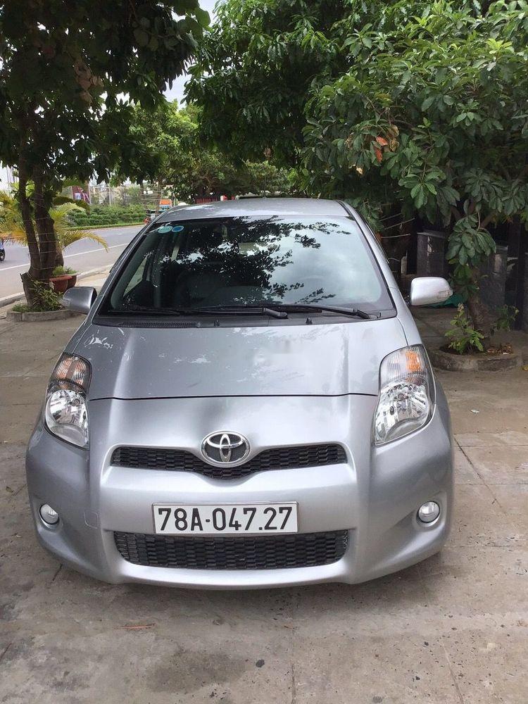 Toyota 4 Runner 2012 - Chính chủ bán Toyota Yaris 1.5 AT sản xuất năm 2012, màu bạc, nhập khẩu