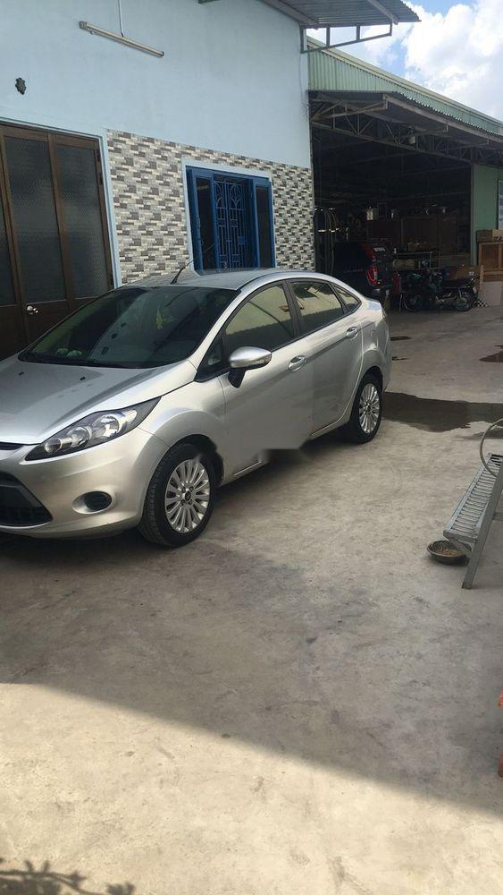 Ford Fiesta 2011 - Bán ô tô Ford Fiesta sản xuất 2011, màu bạc