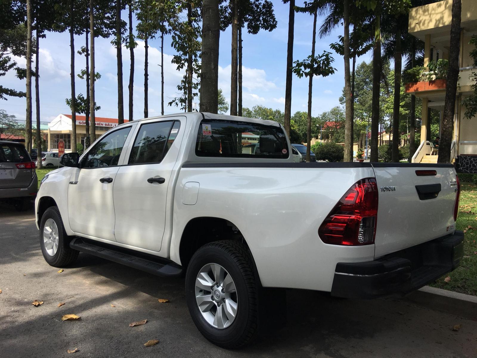 Toyota Hilux 2019 - Bán Hilux E dầu 662tr, hỗ trợ vay 80% xe