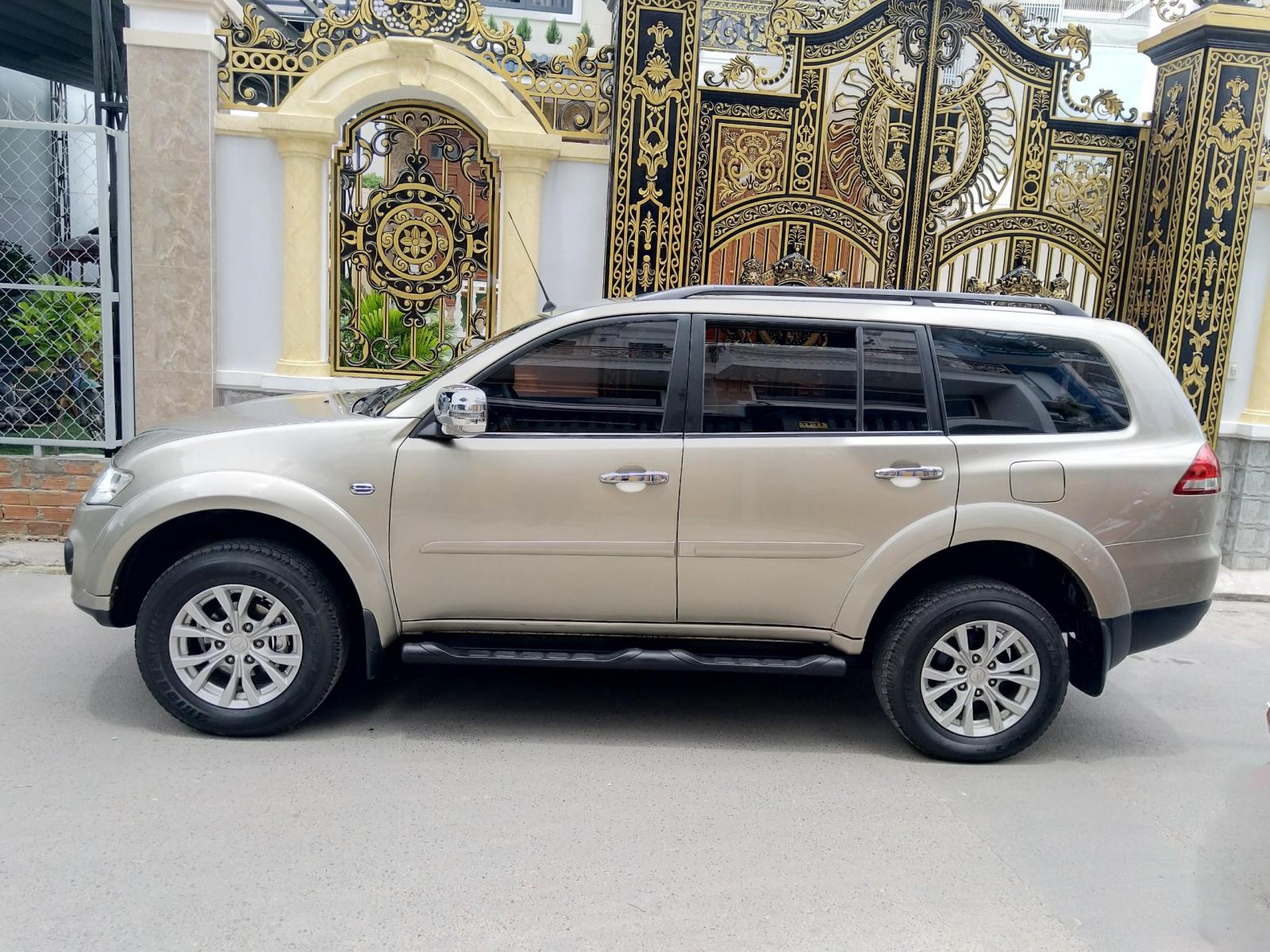 Mitsubishi Pajero Sport 2016 - Cần bán Mitsubishi Pajero 2016 tự động vàng hoàng kim cực đẹp